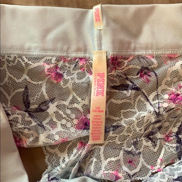 An underwear and bra set - Picture 3 of 5